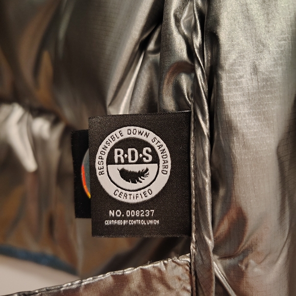 🔥Aritzia The Super Puff Shorty - Hi-Gloss - Size Medium - Picture 3 of 6